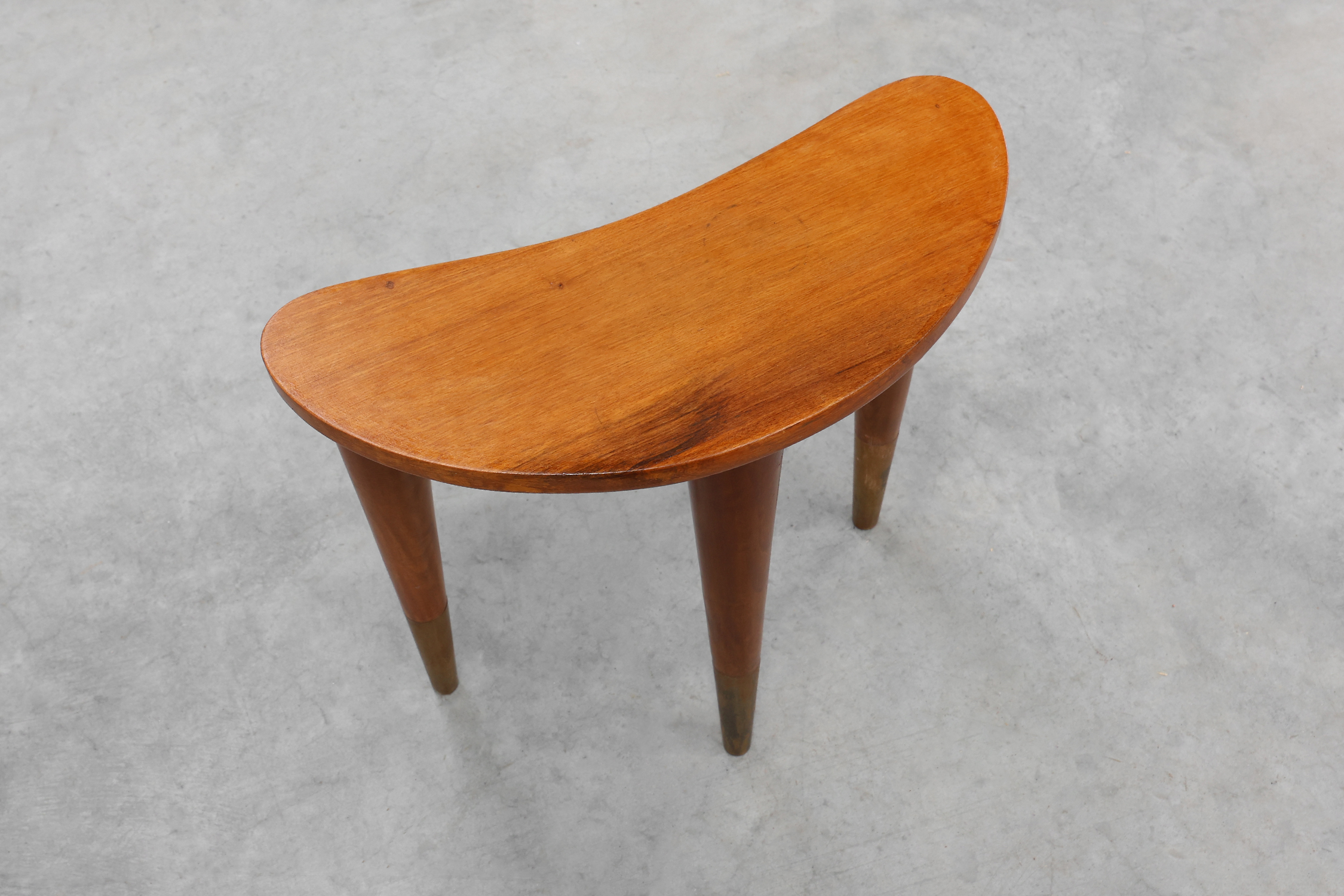 Small table in wood and brass stamped “Italia” in the manner of Gio Ponti, Italy 1950sthumbnail
